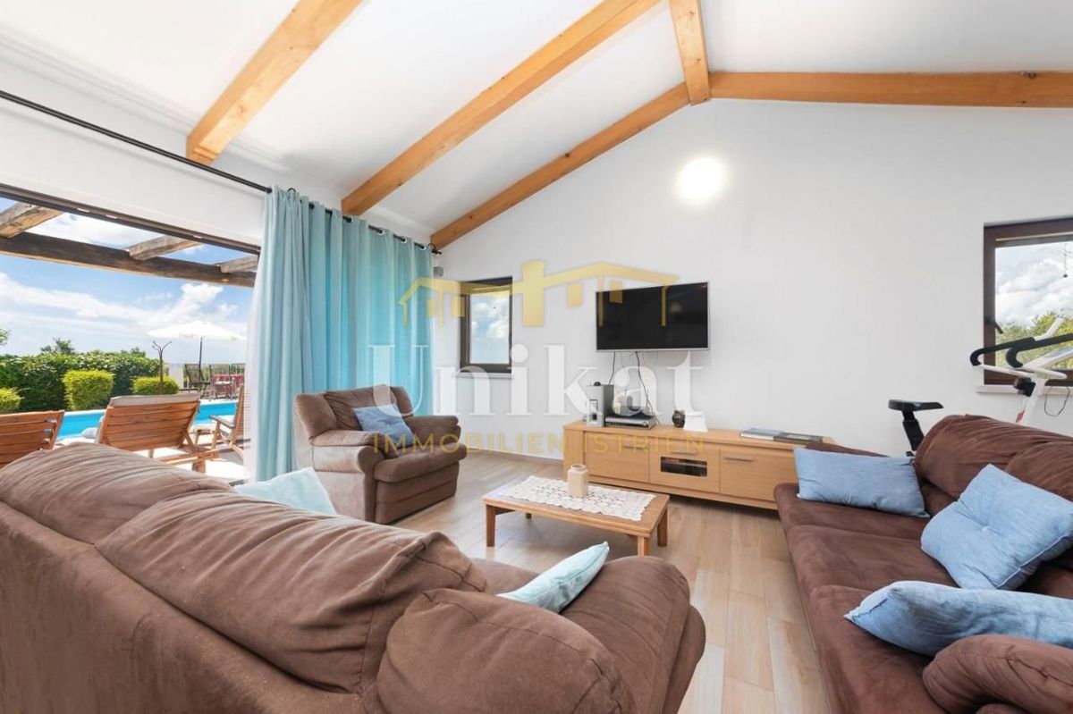 Casa con piscina e vista mare